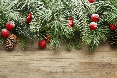 Noel ağacı dalları arka planda