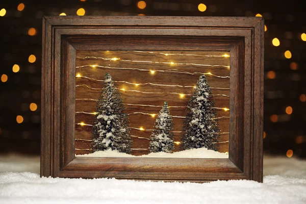 Cena de inverno pacífica no quadro com árvores e neve — Fotografia de Stock