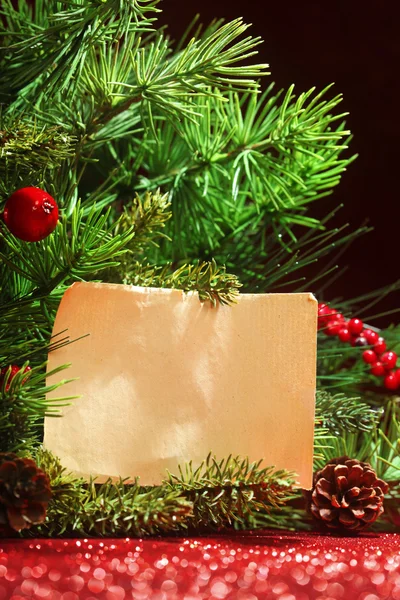 Bancos de árbol de Navidad con nota en blanco — Foto de Stock