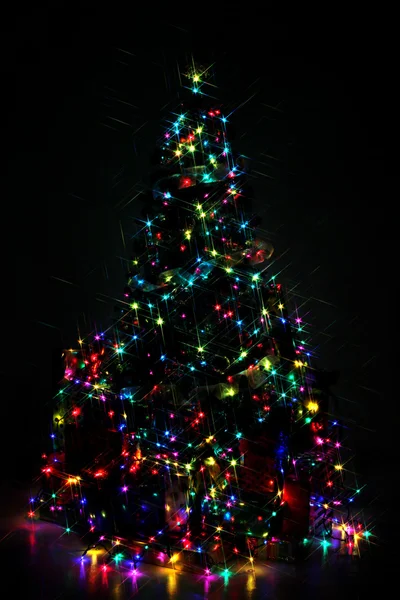 Díszített karácsonyfa világít a színes fények éjszaka — Stock Fotó