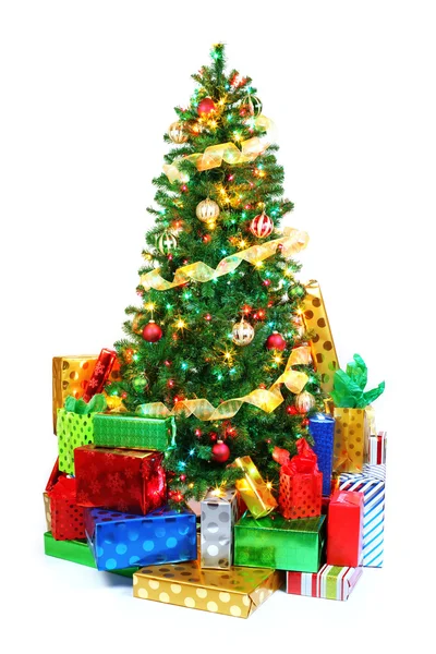 Albero di Natale decorato circondato da regali colorati. Isolato Immagine Stock