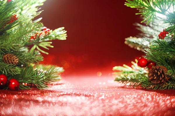 Ramas de árbol de Navidad sobre fondo rojo brillante —  Fotos de Stock