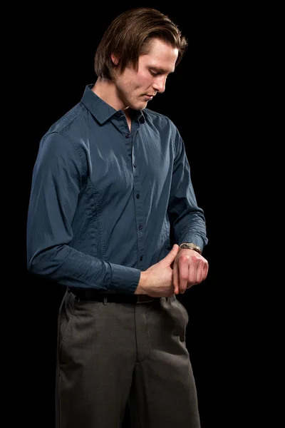 Homem de camisa azul e cinza calças — Fotografia de Stock