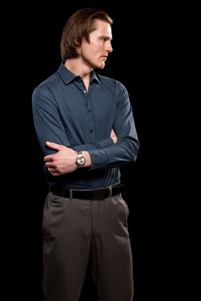 男人穿着蓝色衬衫和灰色休闲裤 — 图库照片