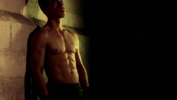 Bodybuilder flexion abs — Video