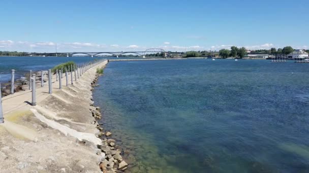 Puente de paz y muro de ruptura — Vídeos de Stock