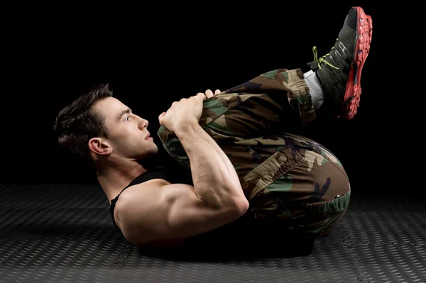 Atletisk man stretching — Stockfoto
