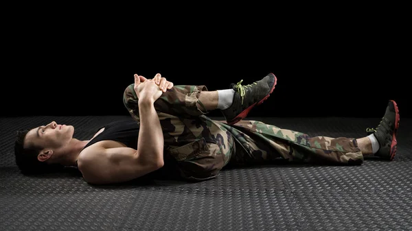 Uomo atletico Stretching — Foto Stock