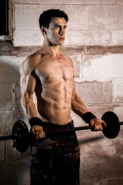 Sportlicher Mann beim Training — Stockfoto