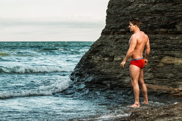 Hombres en ropa interior en la playa deals