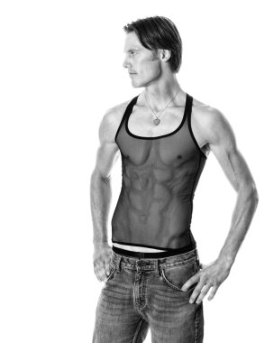 Mesh tişörtlü adam