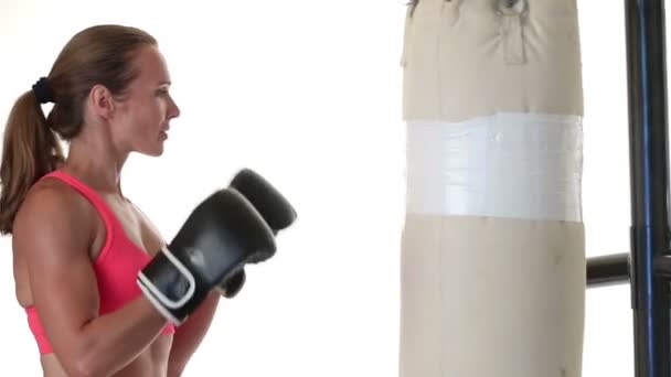 Mujer haciendo ejercicio con una bolsa pesada — Vídeos de Stock