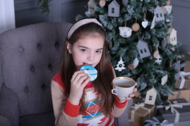 Yeni yıl ve Noel 'de güzel saçlı, gülümseyen mükemmel kız.