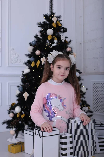 Девочка Новогоднем Интерьере Рождество — стоковое фото