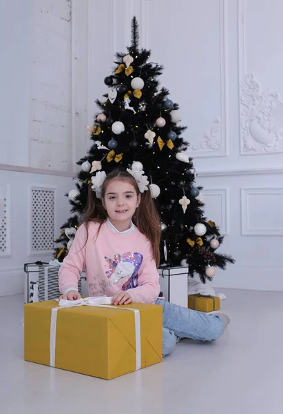 Девочка Новогоднем Интерьере Рождество — стоковое фото