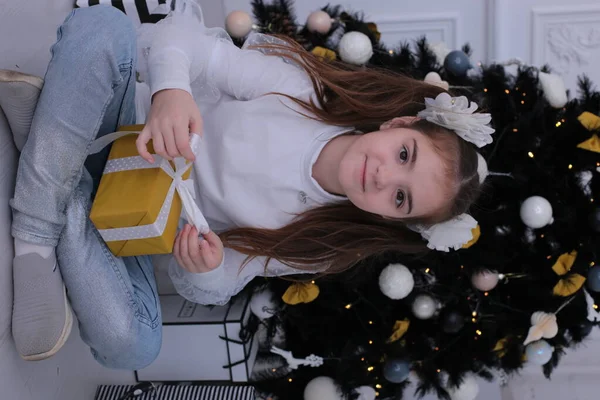 Menina Sorridente Perfeita Com Cabelo Claro Ano Novo Natal — Fotografia de Stock