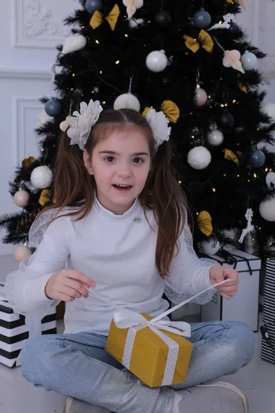 Menina Sorridente Perfeita Com Cabelo Claro Ano Novo Natal — Fotografia de Stock