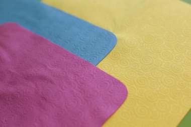 Cam ve optiğin tozunu temizlemek için makro fotoğraf ve mendil.