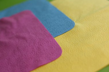 Cam ve optiğin tozunu temizlemek için makro fotoğraf ve mendil.