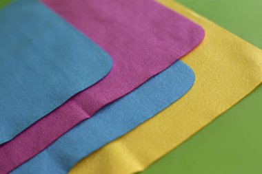 Cam ve optiğin tozunu temizlemek için makro fotoğraf ve mendil.