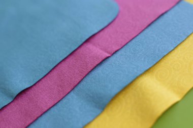 Cam ve optiğin tozunu temizlemek için makro fotoğraf ve mendil.