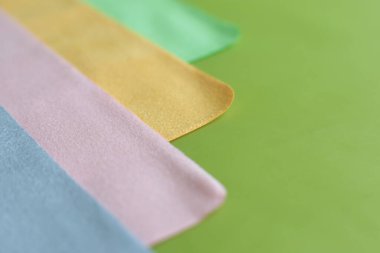 Cam ve optiğin tozunu temizlemek için makro fotoğraf ve mendil.