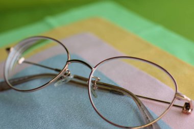 Cam ve optiğin tozunu temizlemek için makro fotoğraf ve mendil.