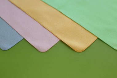 Cam ve optiğin tozunu temizlemek için makro fotoğraf ve mendil.