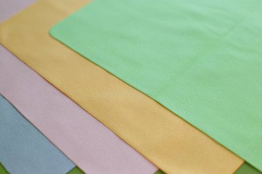 Cam ve optiğin tozunu temizlemek için makro fotoğraf ve mendil.