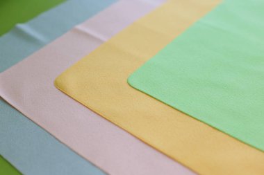 Cam ve optiğin tozunu temizlemek için makro fotoğraf ve mendil.