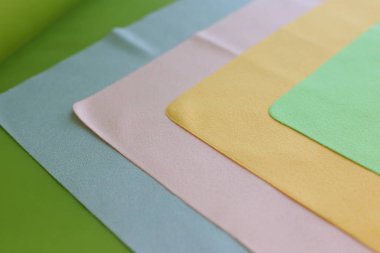 Cam ve optiğin tozunu temizlemek için makro fotoğraf ve mendil.