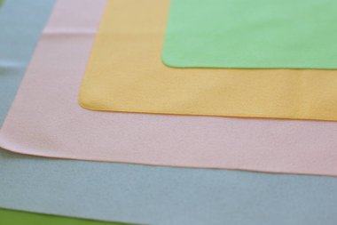 Cam ve optiğin tozunu temizlemek için makro fotoğraf ve mendil.