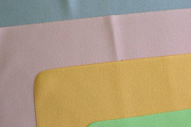 Cam ve optiğin tozunu temizlemek için makro fotoğraf ve mendil.