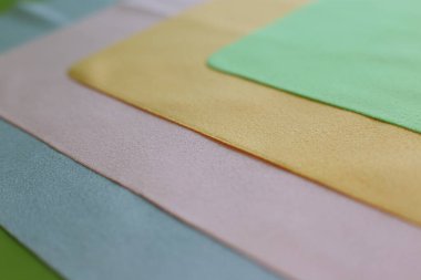 Cam ve optiğin tozunu temizlemek için makro fotoğraf ve mendil.