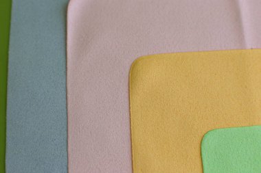 Cam ve optiğin tozunu temizlemek için makro fotoğraf ve mendil.