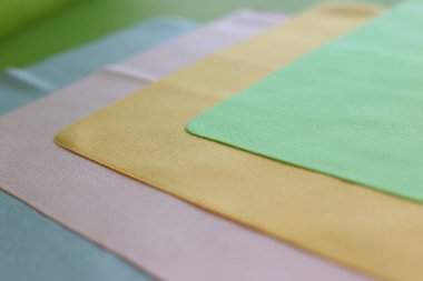 Cam ve optiğin tozunu temizlemek için makro fotoğraf ve mendil.