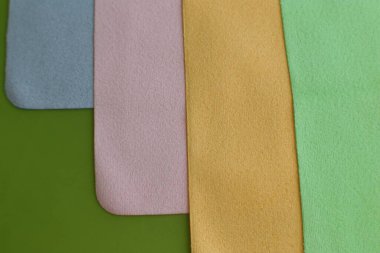 Cam ve optiğin tozunu temizlemek için makro fotoğraf ve mendil.