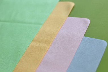 Cam ve optiğin tozunu temizlemek için makro fotoğraf ve mendil.