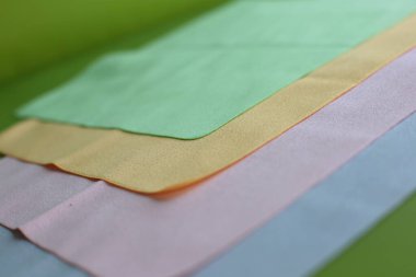 Cam ve optiğin tozunu temizlemek için makro fotoğraf ve mendil.