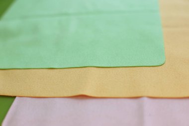 Cam ve optiğin tozunu temizlemek için makro fotoğraf ve mendil.