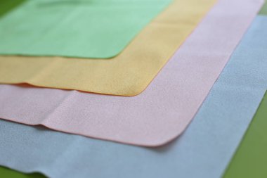 Cam ve optiğin tozunu temizlemek için makro fotoğraf ve mendil.