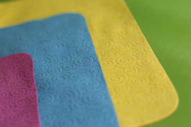 Cam ve optiğin tozunu temizlemek için makro fotoğraf ve mendil.