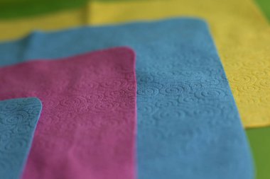 Cam ve optiğin tozunu temizlemek için makro fotoğraf ve mendil.