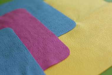 Cam ve optiğin tozunu temizlemek için makro fotoğraf ve mendil.