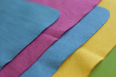 Cam ve optiğin tozunu temizlemek için makro fotoğraf ve mendil.