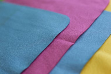 Cam ve optiğin tozunu temizlemek için makro fotoğraf ve mendil.