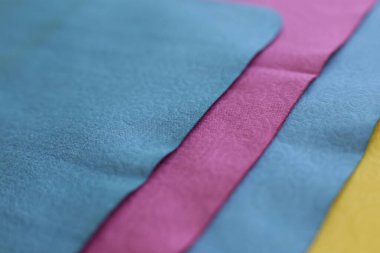 Cam ve optiğin tozunu temizlemek için makro fotoğraf ve mendil.