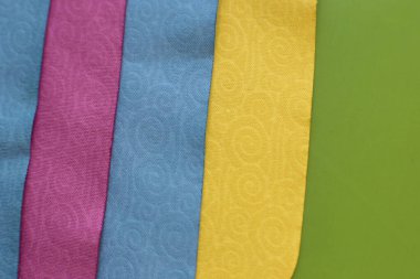 Cam ve optiğin tozunu temizlemek için makro fotoğraf ve mendil.