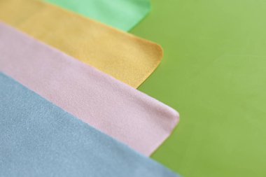 Cam ve optiğin tozunu temizlemek için makro fotoğraf ve mendil.