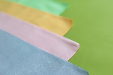 Cam ve optiğin tozunu temizlemek için makro fotoğraf ve mendil.